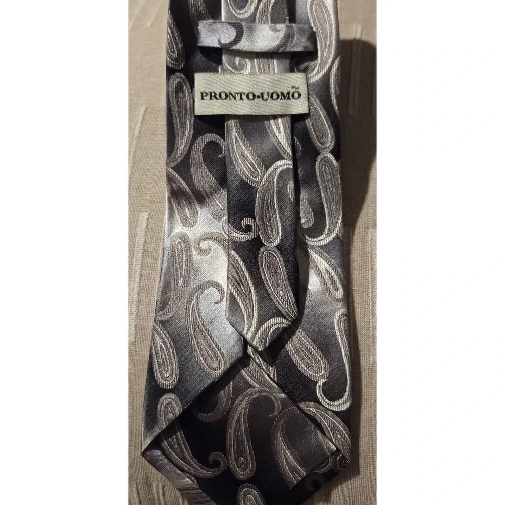 Pronto Uomo 100% Silk Designer Necktie Gray/Silver Paisley‎ EUC